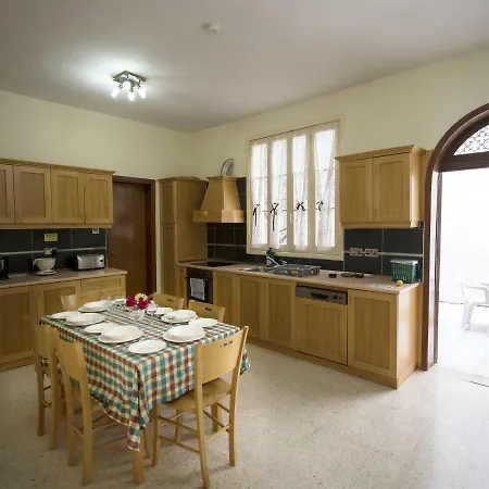 K85 - Large Private House *