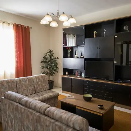 K85 - Large Private House *